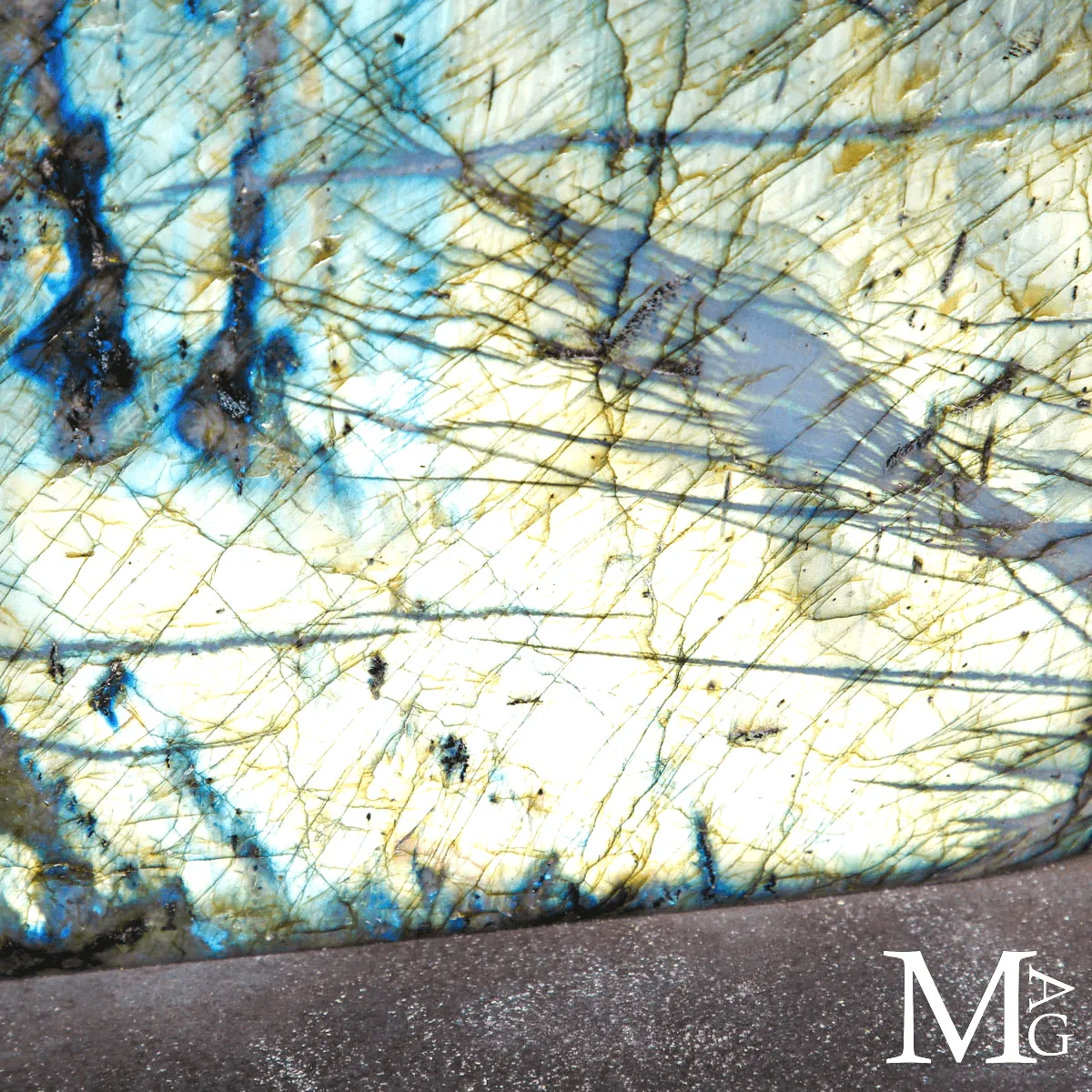 Grande Labradorite Blue and Golden Flash del Madagascar
