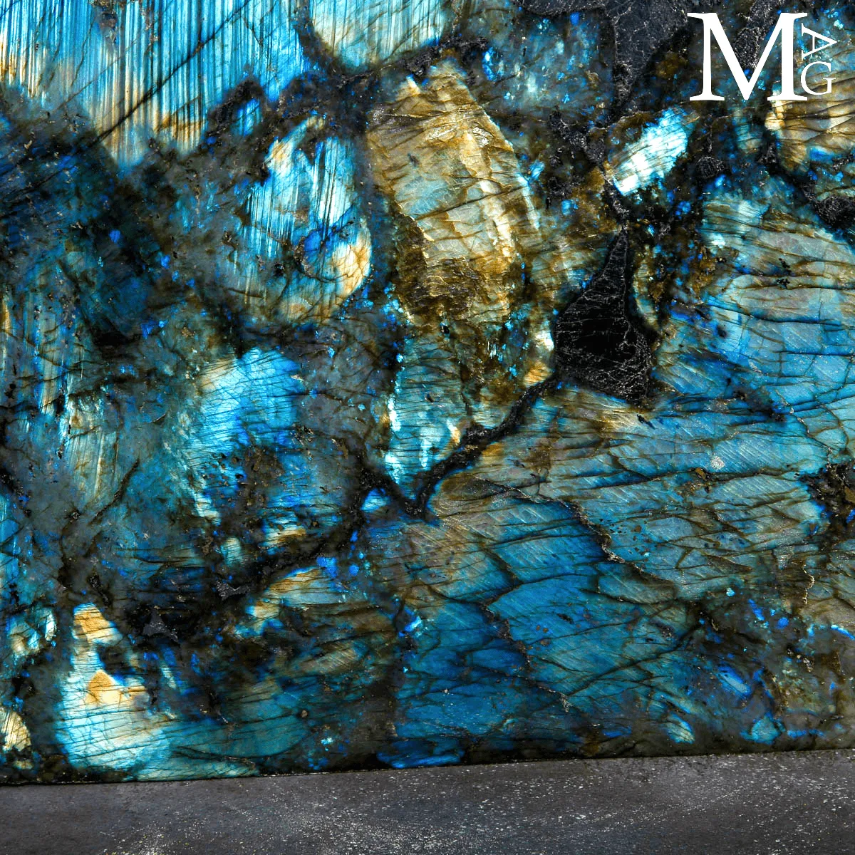 Grande Labradorite Forma Monumentale – 28,6 kg