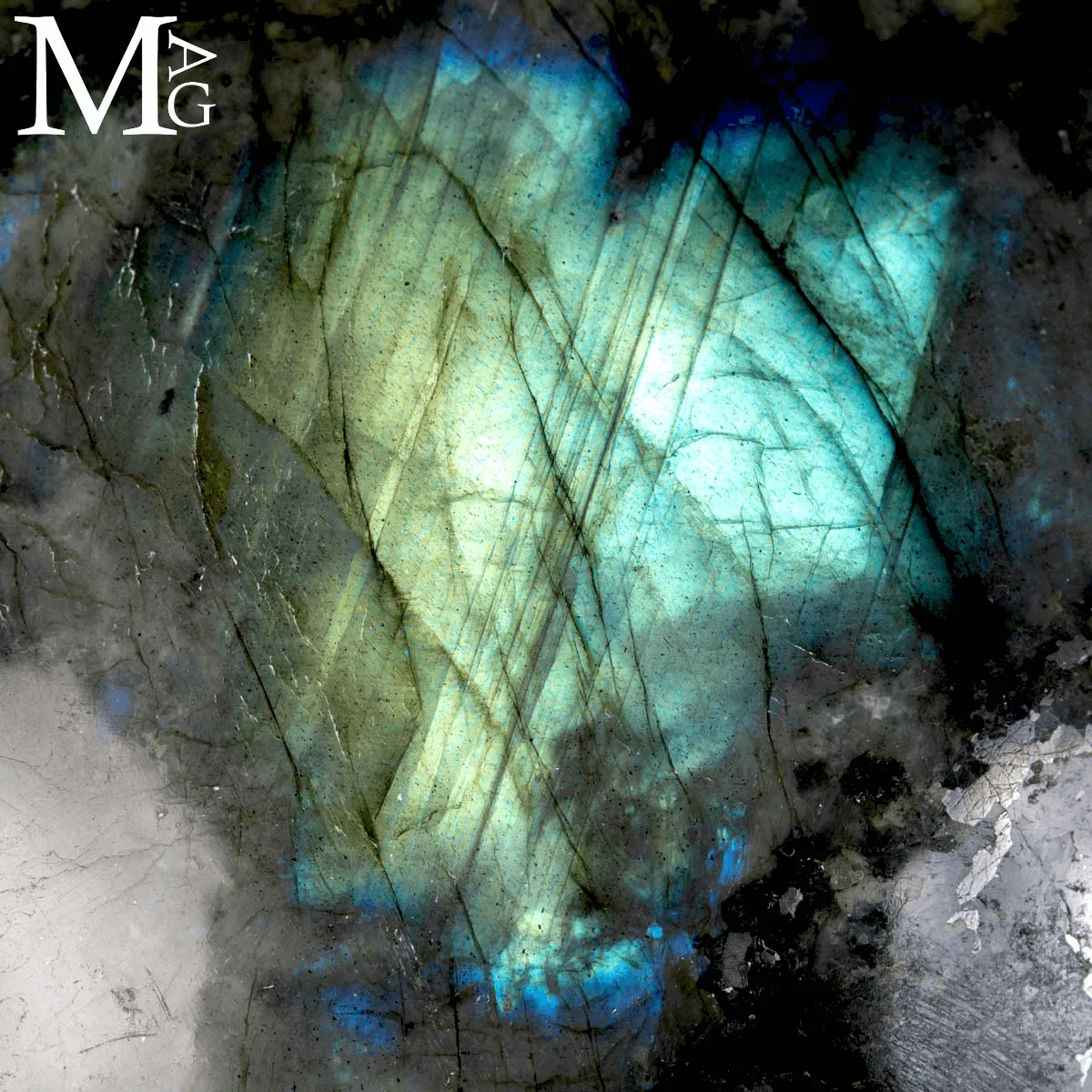 Sfera di Labradorite del Madagascar – Luce, mistero e metamorfosi