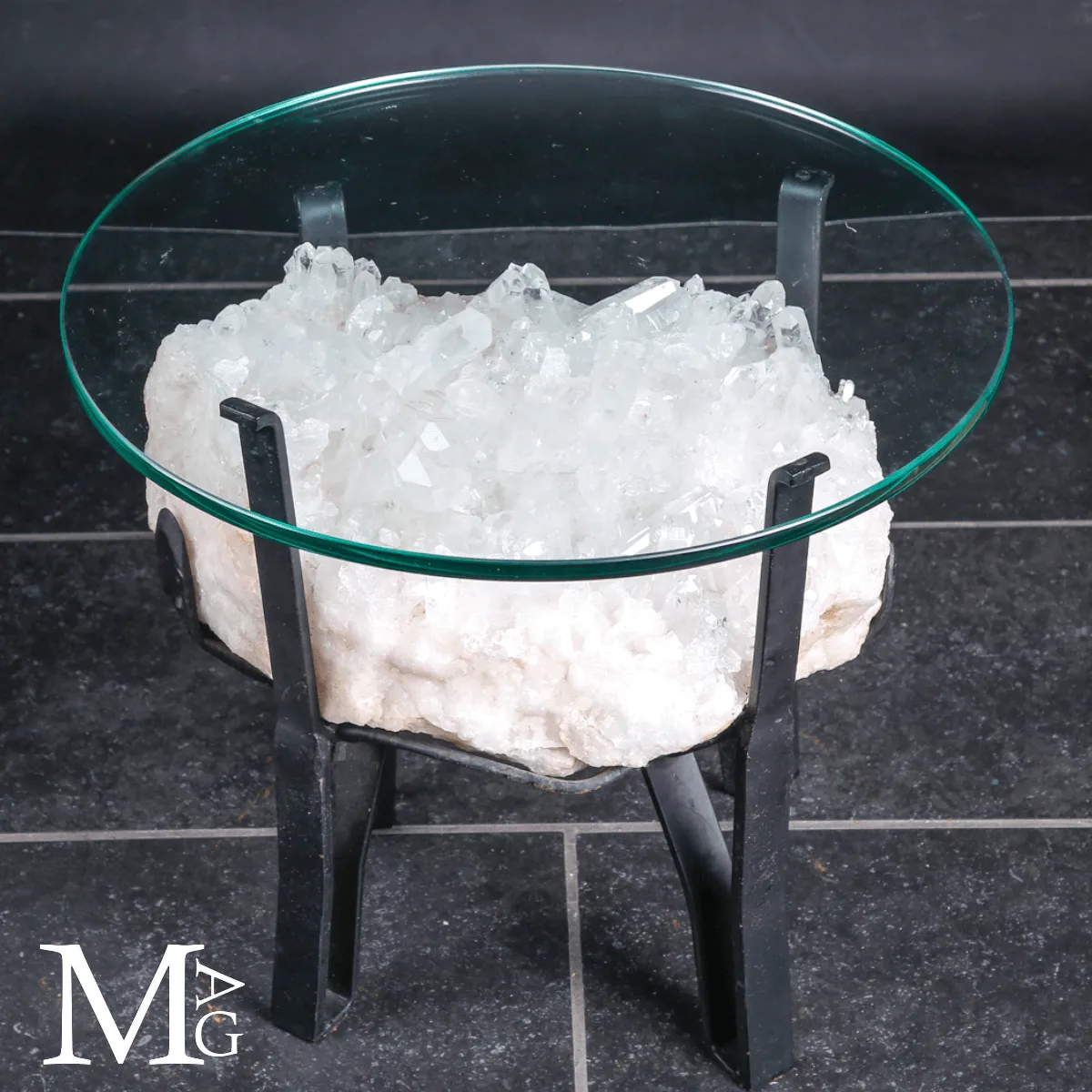 Tavolino con Drusa di Quarzo – Arredo d’Arte Naturale