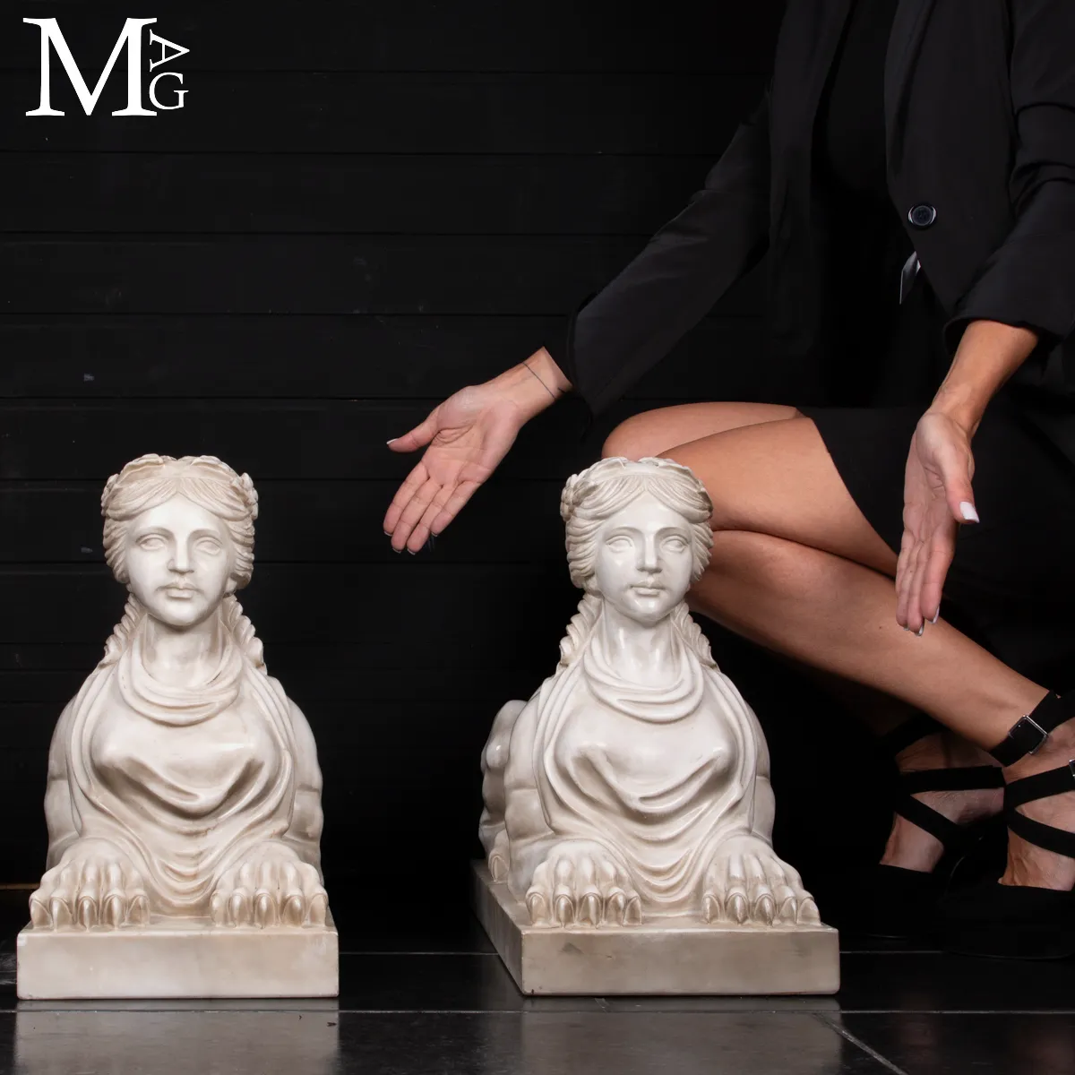 Imponenti Sfingi in Marmo di Carrara: Un Tributo alla Bellezza Classica e alla Tradizione Scultorea Italiana.