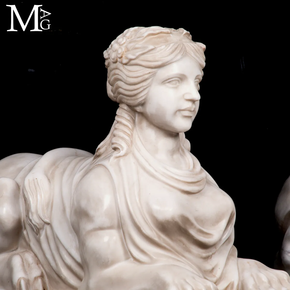 Imponenti Sfingi in Marmo di Carrara: Un Tributo alla Bellezza Classica e alla Tradizione Scultorea Italiana.