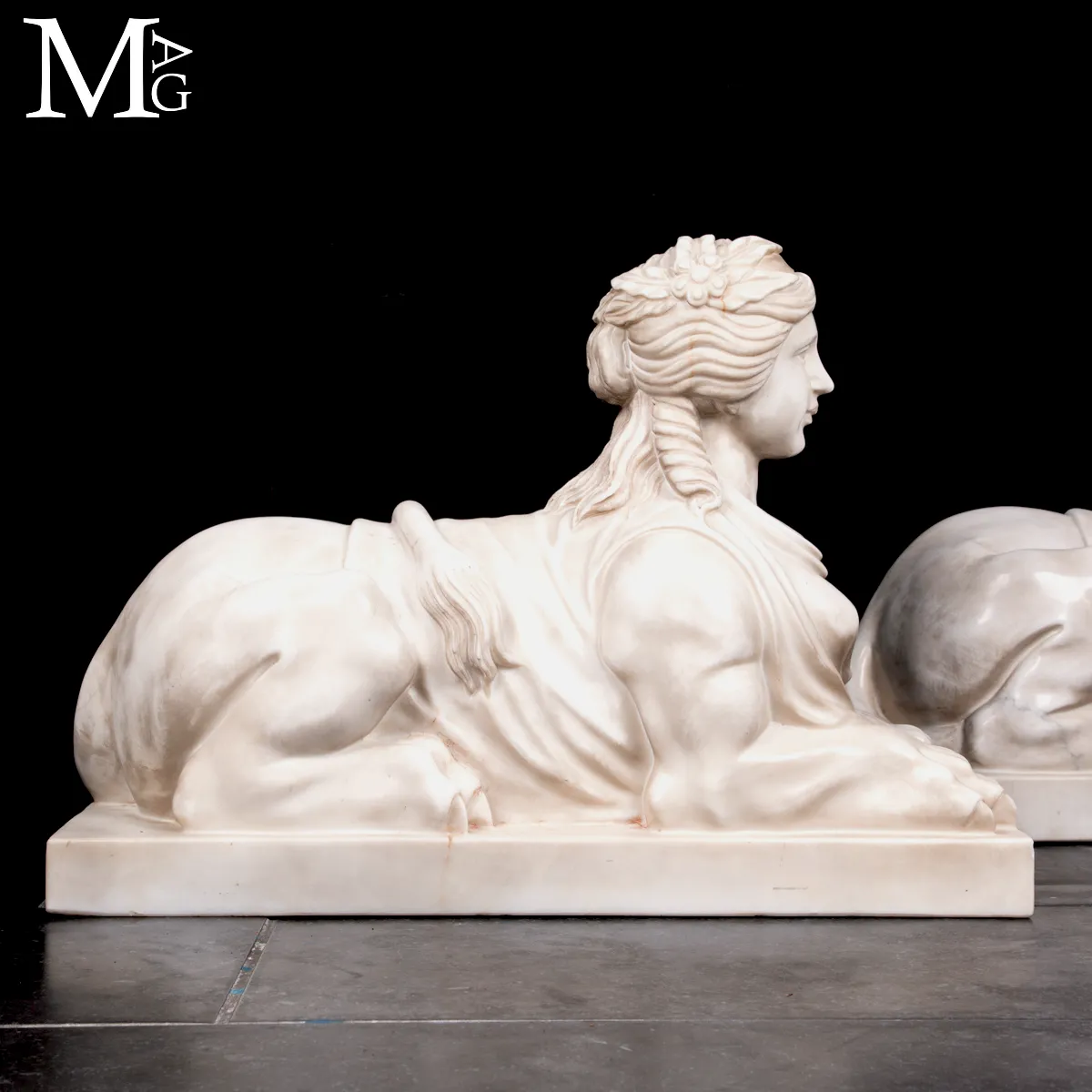 Imponenti Sfingi in Marmo di Carrara: Un Tributo alla Bellezza Classica e alla Tradizione Scultorea Italiana.