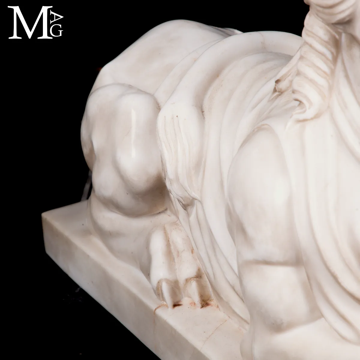 Imponenti Sfingi in Marmo di Carrara: Un Tributo alla Bellezza Classica e alla Tradizione Scultorea Italiana.