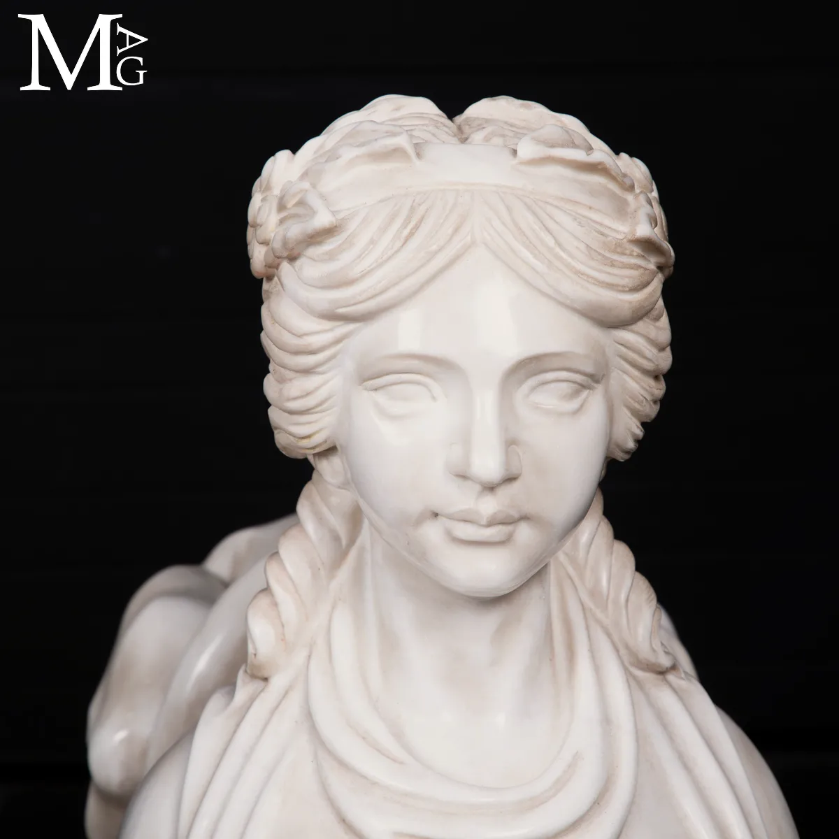 Imponenti Sfingi in Marmo di Carrara: Un Tributo alla Bellezza Classica e alla Tradizione Scultorea Italiana.