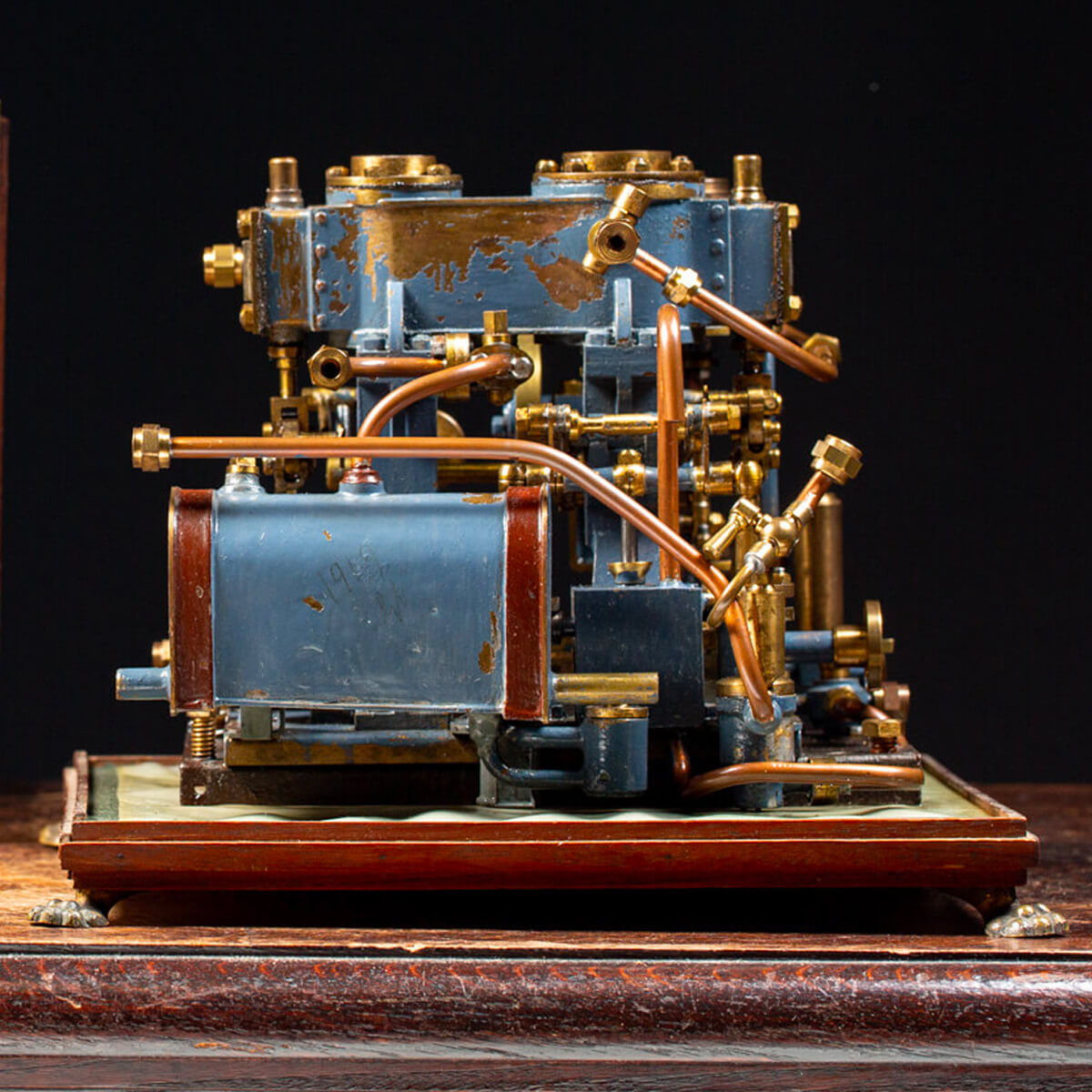 Lot-Art | Machine à vapeur en tôle, laiton et métal patiné. H : 30 cm