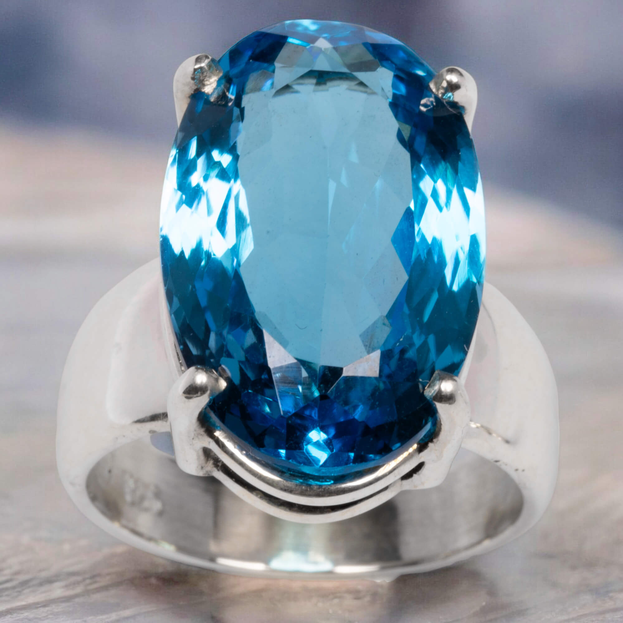 ANELLO IN ORO BIANCO 18kt. CON DIAMANTI NATURALI e TOPAZIO BLU LONDON